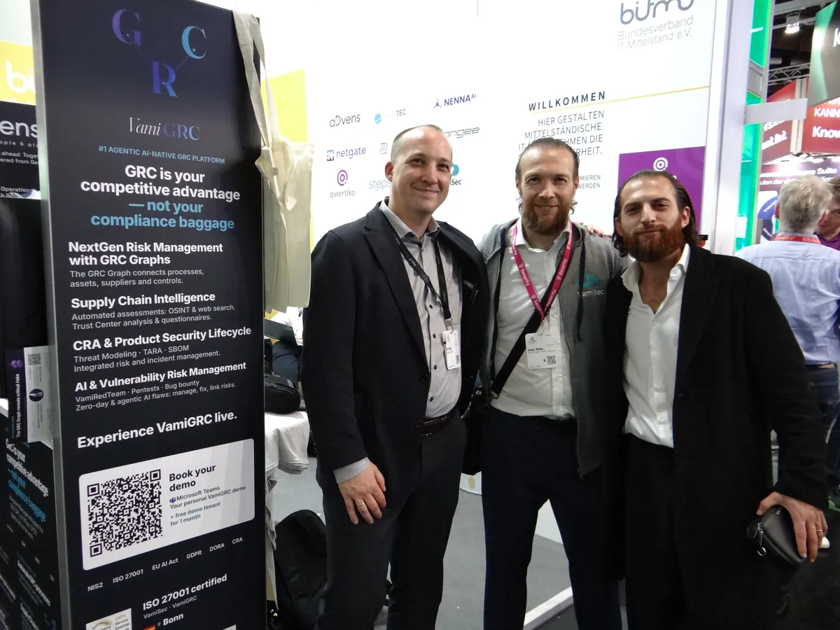 Vor der VamiGRC-Stele am Stand 7-211
